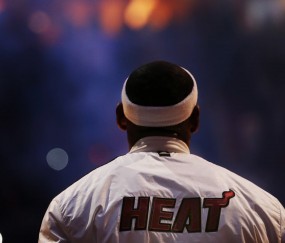 开云体育官网-德布劳内接管F1街道赛，当足球大脑驶入速度迷宫