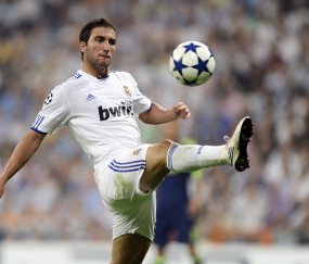 开云下载-欧冠决赛焦点战，红魔绝境逢生，紫百合功败垂成