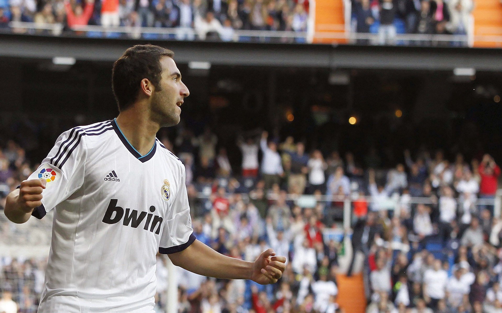 当赛车轰鸣遇见橄榄球狂潮,体育如何成为时代的棱镜